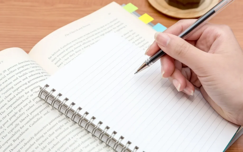 Một người đàn ông đang xem tài liệu điều dưỡng